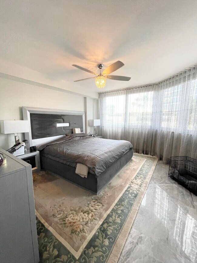 Building Photo - 17275 Collins Ave