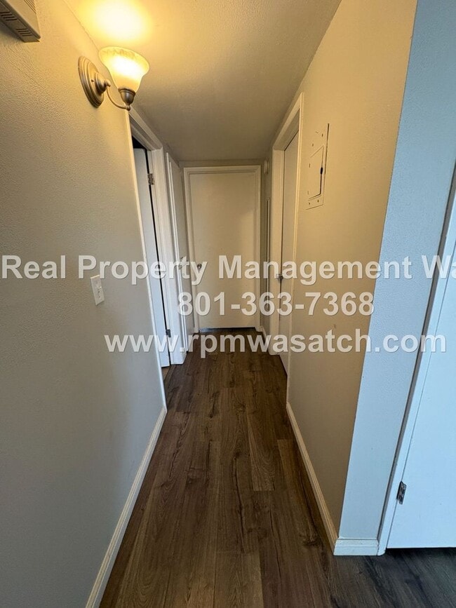 Building Photo - Take a Look at This 2 Bedroom 1 Bathroom Home in Salt Lake City Ut!!