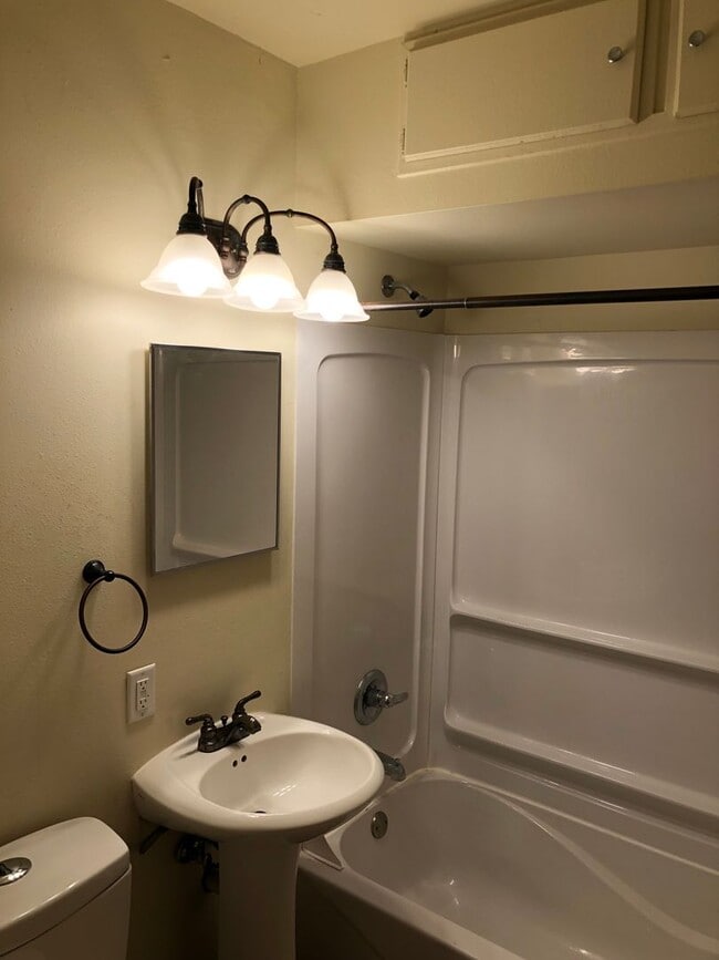 Building Photo - Awesome 2 bedroom 1 bath with basement, fe...