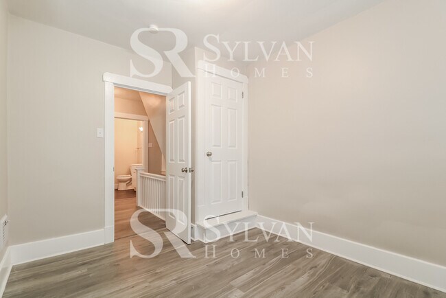 Building Photo - Welcome home to this lovely 3 bedroom, 1 b...