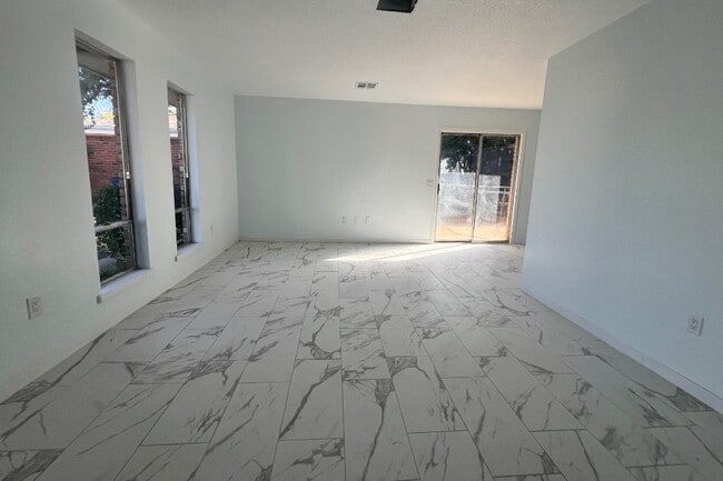 Building Photo - Redbud Duplex