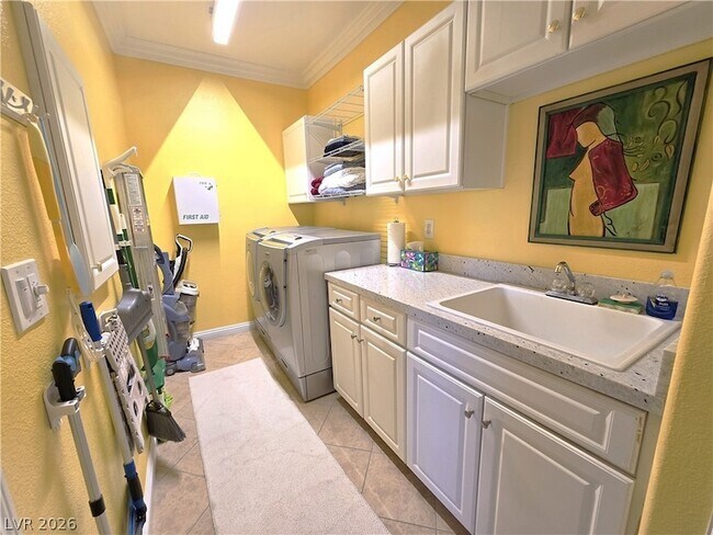 Building Photo - 2050 W Warm Springs Rd