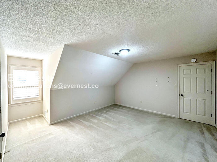 Building Photo - 10265 Buckland Bluff Cove