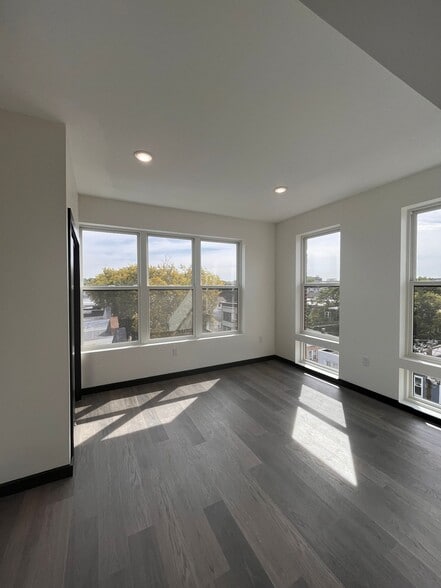 Building Photo - 130 Mallory Ave