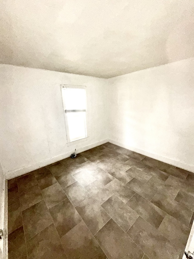 Building Photo - 3 Bedroom - 1 Bath Home WITH PROMO: ONE MONTH FREE!