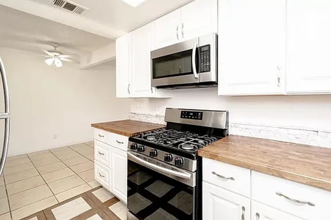 Building Photo - Charming 2-Bedroom Apartment with Updated ...