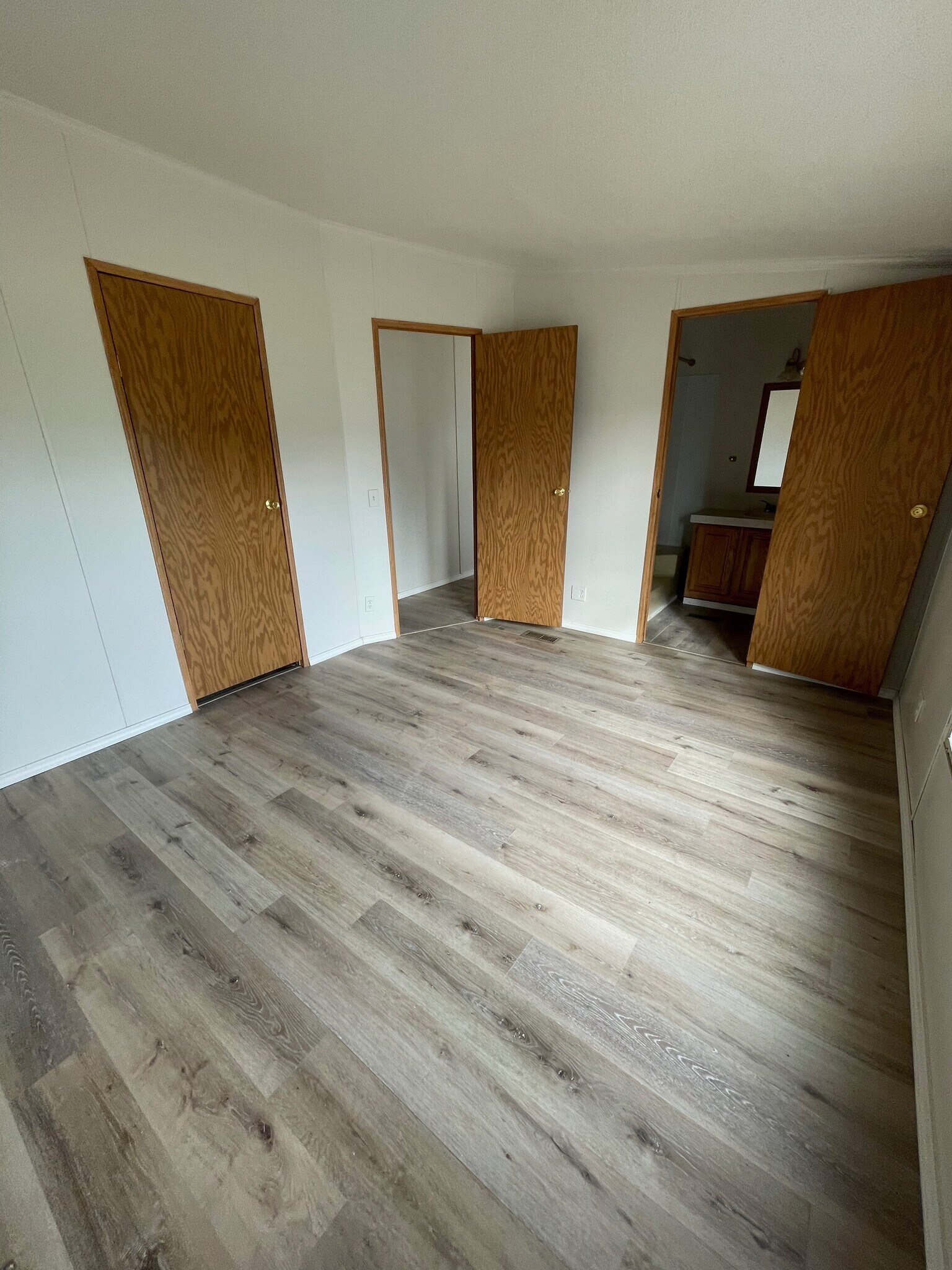 Master Bedroom facing hall - 2656 S Montana St