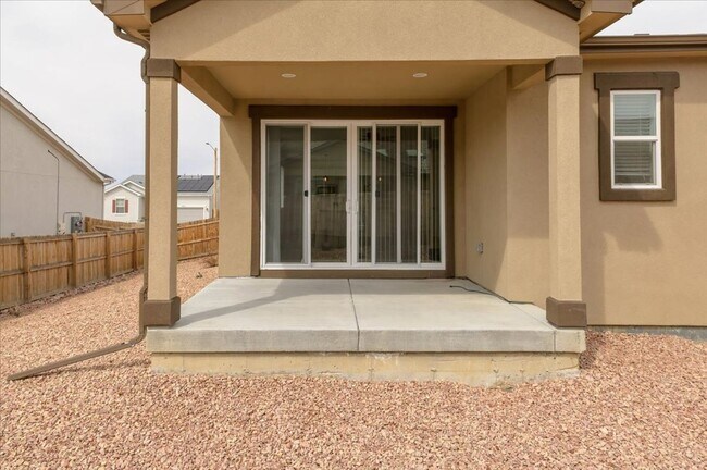 Building Photo - Like new home available now!