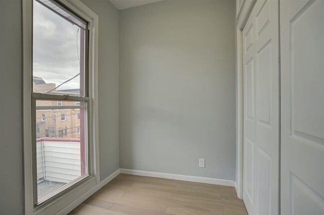 Building Photo - 317 4th St