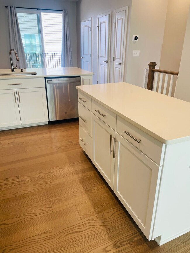 Building Photo - Sophisticated and Spacious 3BR-3.5 Bath To...