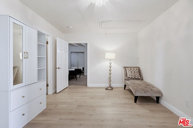 Building Photo - 9209 Paramount Blvd