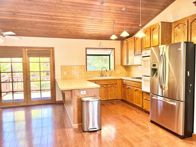 Building Photo - 14700 Voltaire Dr