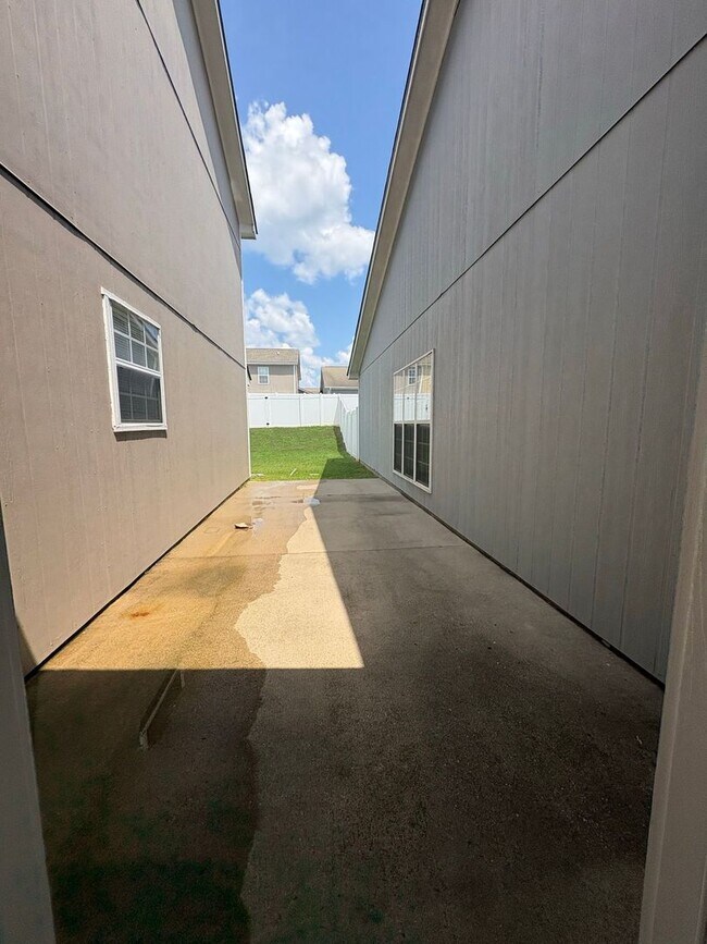 Building Photo - WAKEFIELD SUBDIVISION - Double Garage!  GRANITE COUNTERTOPS.