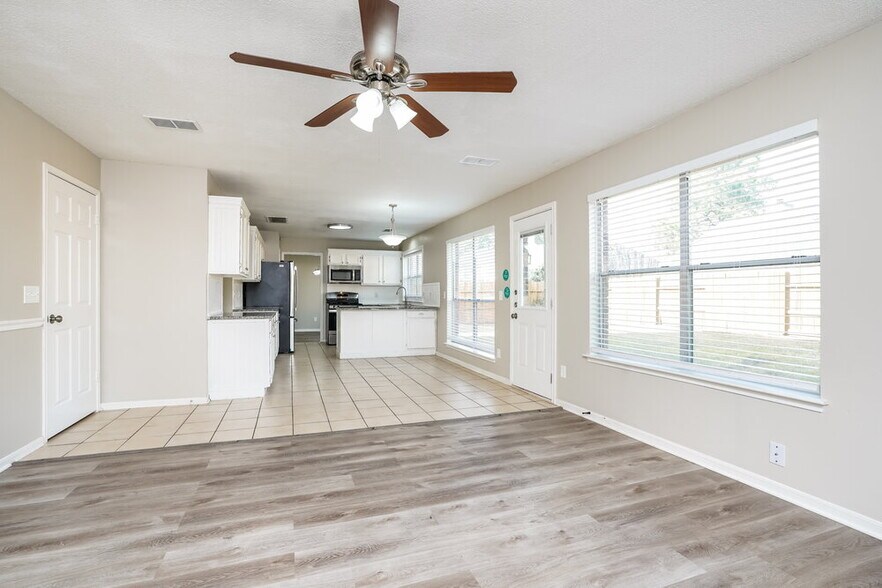 Building Photo - 18162 Holly Green Dr