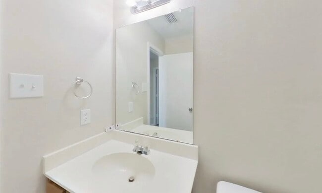 Building Photo - Welcome Home: Beautiful 4-Bedroom Single-Family Gem