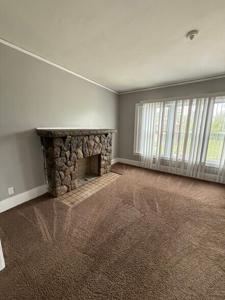 Living room - 5287 Spokane St