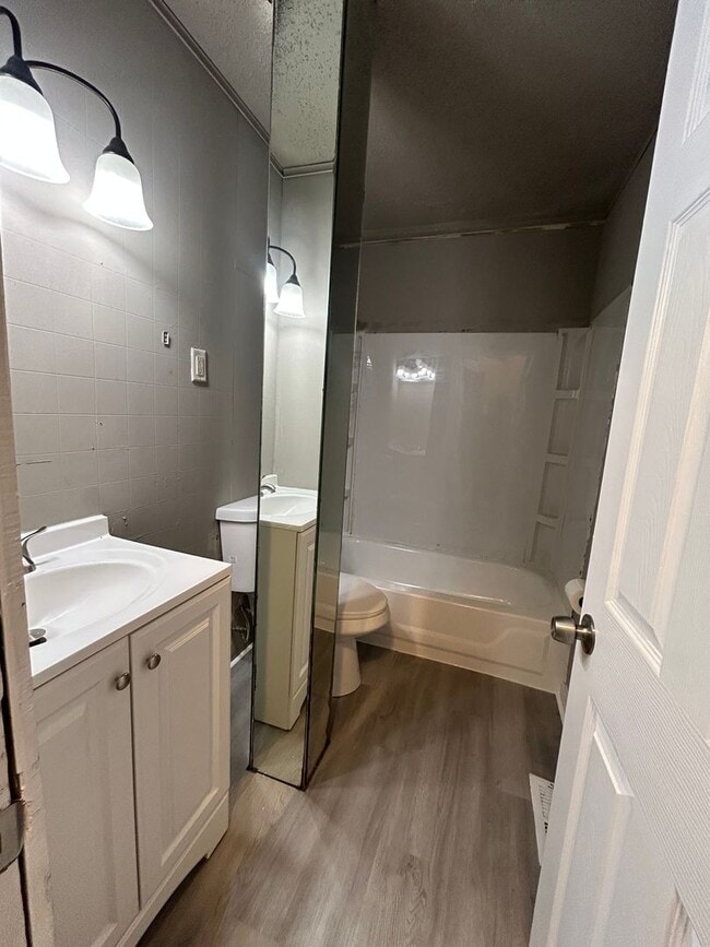 Building Photo - RENT THIS 2 BEDROOM ON A QUIET BLOCK!