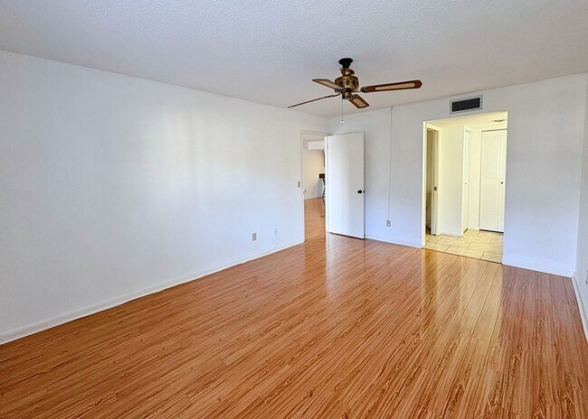 Building Photo - Spacious 2 Bed / 2 Bath Condo – 55+ Community | Largo, FL