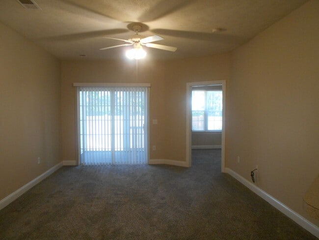 Building Photo - 3 bedroom, 2 bath condo at Fountain Pointe