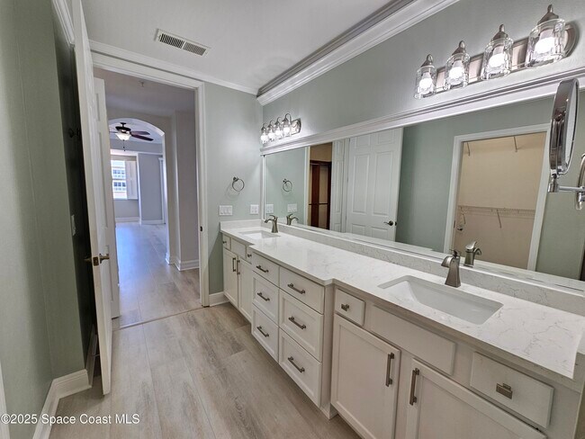 Building Photo - 590 S Banana River Dr