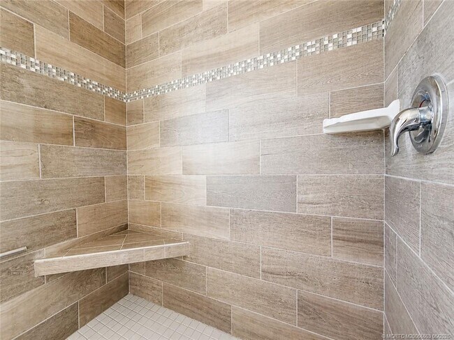 Building Photo - 252 NE Ebbtide Way