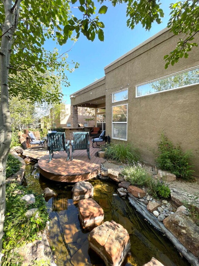 Building Photo - High Desert Beauty! Community Pool!
