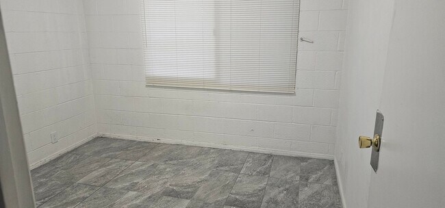 Building Photo - 4p1933