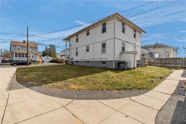 Building Photo - 28 Island Ave