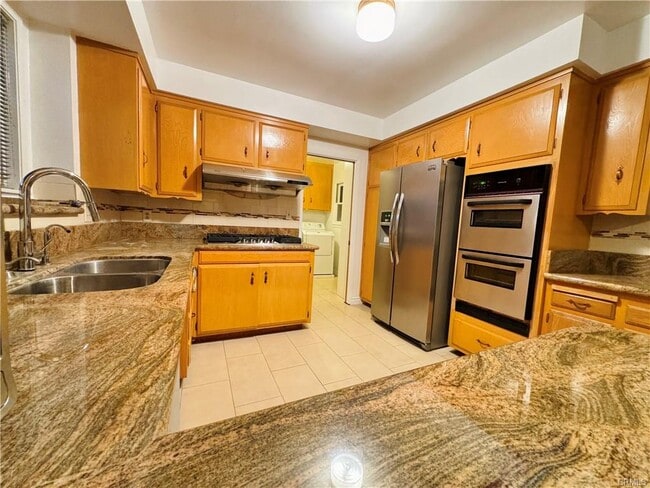 Building Photo - 15909 Vincennes St