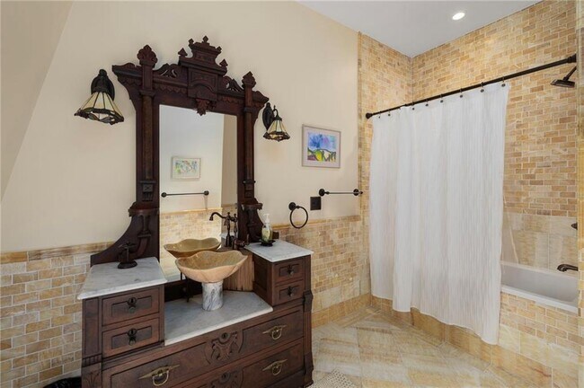 Building Photo - 60 Old Beach Rd