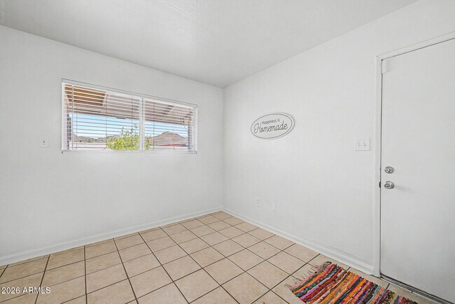 Building Photo - 823 E Carol Ave