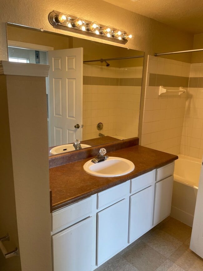 Building Photo - The Greens - 4221