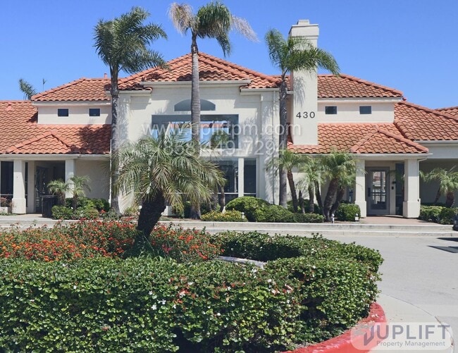 Building Photo - 3 Bed, 2 Bath Condo Near the Beach