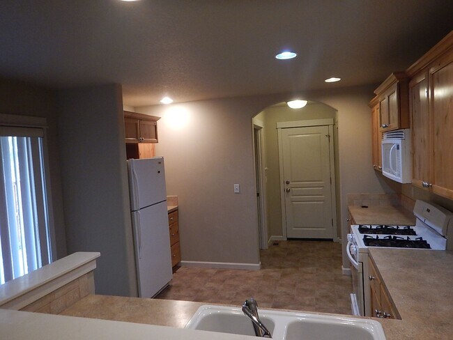 Building Photo - 1214 NE Littleton Ln
