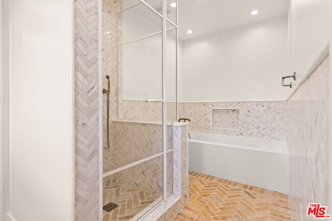 Building Photo - 17620 Camino De Yatasto