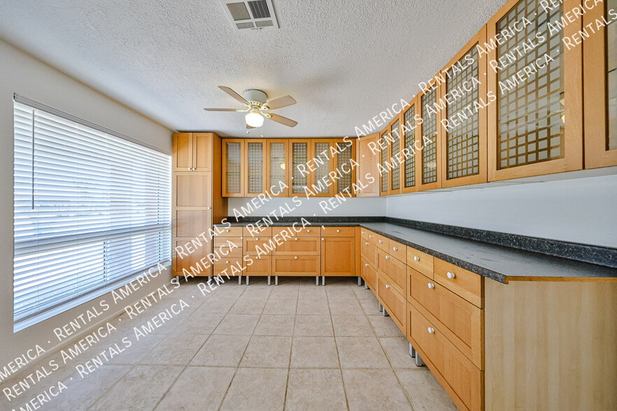 Building Photo - 1425 W Sequoia Dr