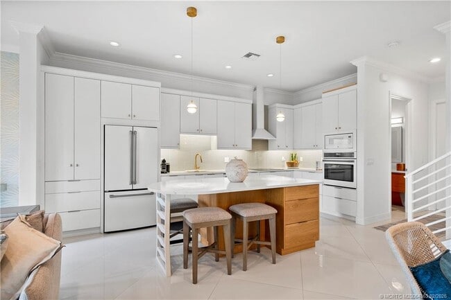 Building Photo - 521 SW Ocean Blvd