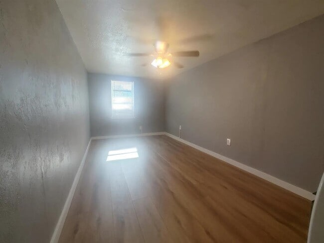 Building Photo - 1013 Elm Ave