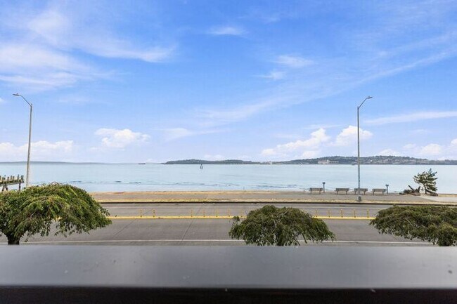 Building Photo - Enormous Waterfront Alki Condo w/ Stunning Views
