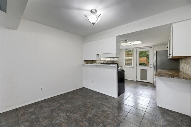 Building Photo - 5616 Oak Blvd