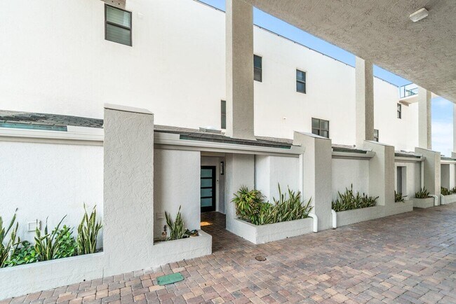 Building Photo - 3115 S Ocean Blvd