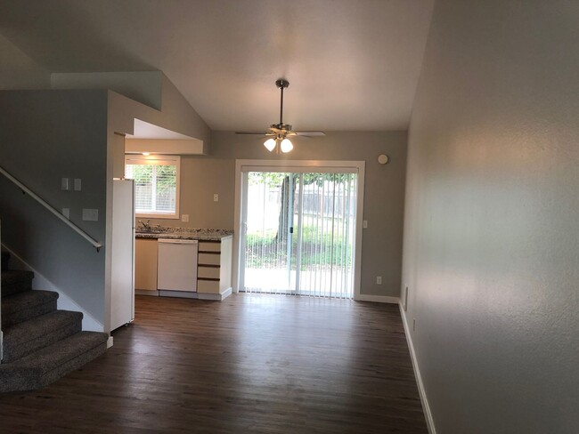 Building Photo - Updated 3 bedroom 1 bath duplex!