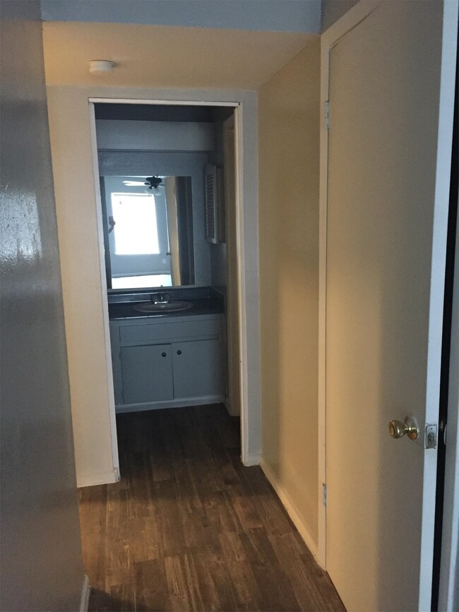 Building Photo - 9511 Contessa Dr