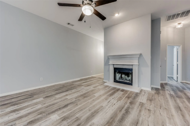 Building Photo - 1610 Poinsettia Blvd