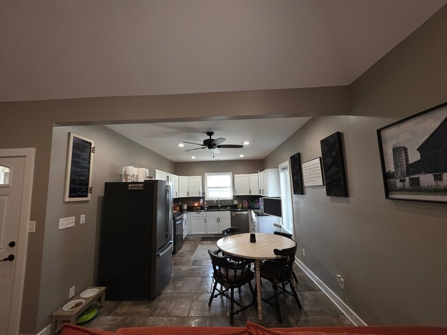 Building Photo - 329 N School Ave