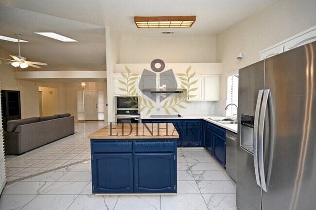 Building Photo - 6447 N Vagedes Ave