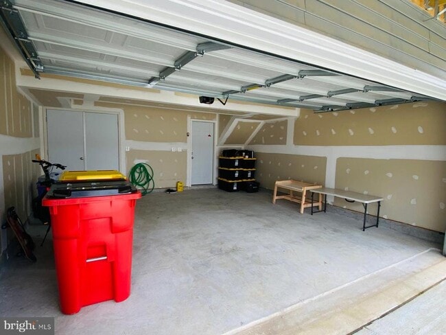 Building Photo - 327 Presidents Pointe Ave