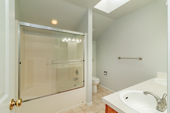 Building Photo - Charming 3-bedroom home with AC on Palisad...