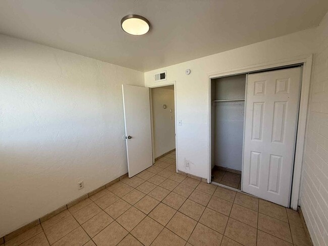 Building Photo - 4904 S 13th Ave
