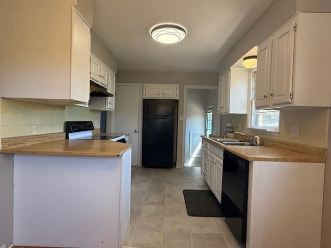 Building Photo - House For Lease